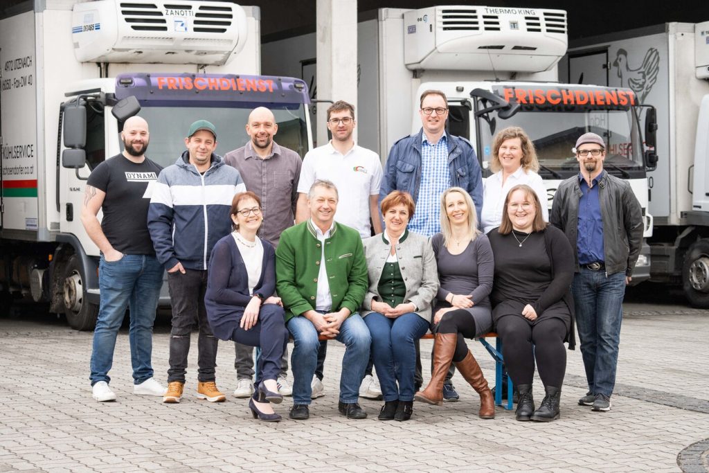 Tiefkühlservice und mehr von der Firma Schöndorfer. Das Team steht vor unseren LKWs.