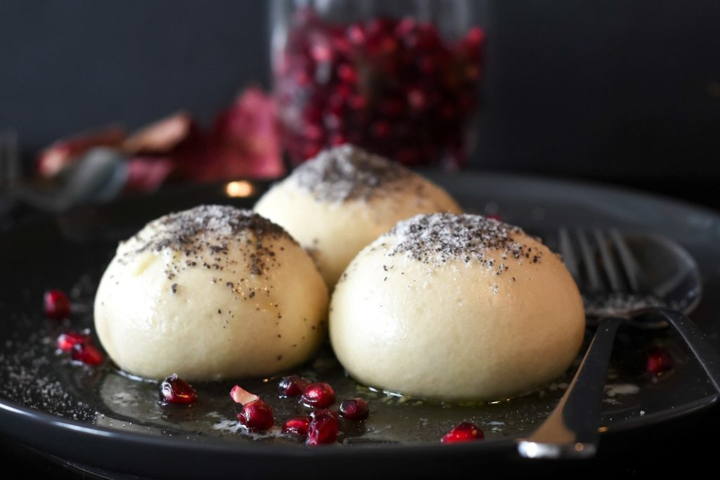 Mehlspeisen - Germknödel mit Dekoration