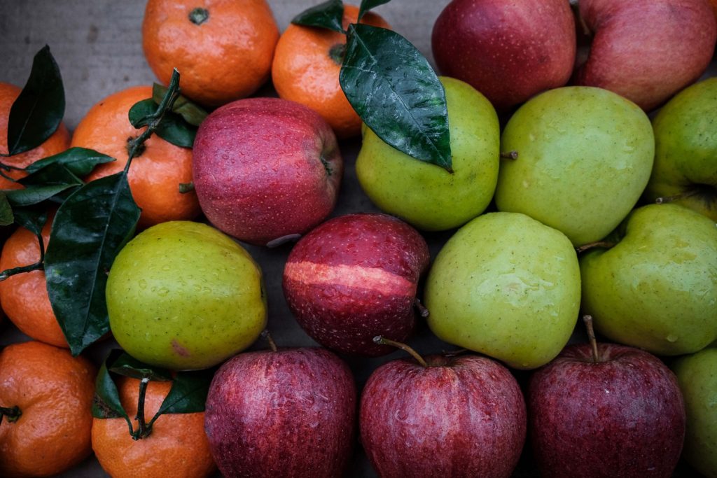 obst großhandel - grüne Äpfel, rote Äpfel, mandarinen mit Blätter